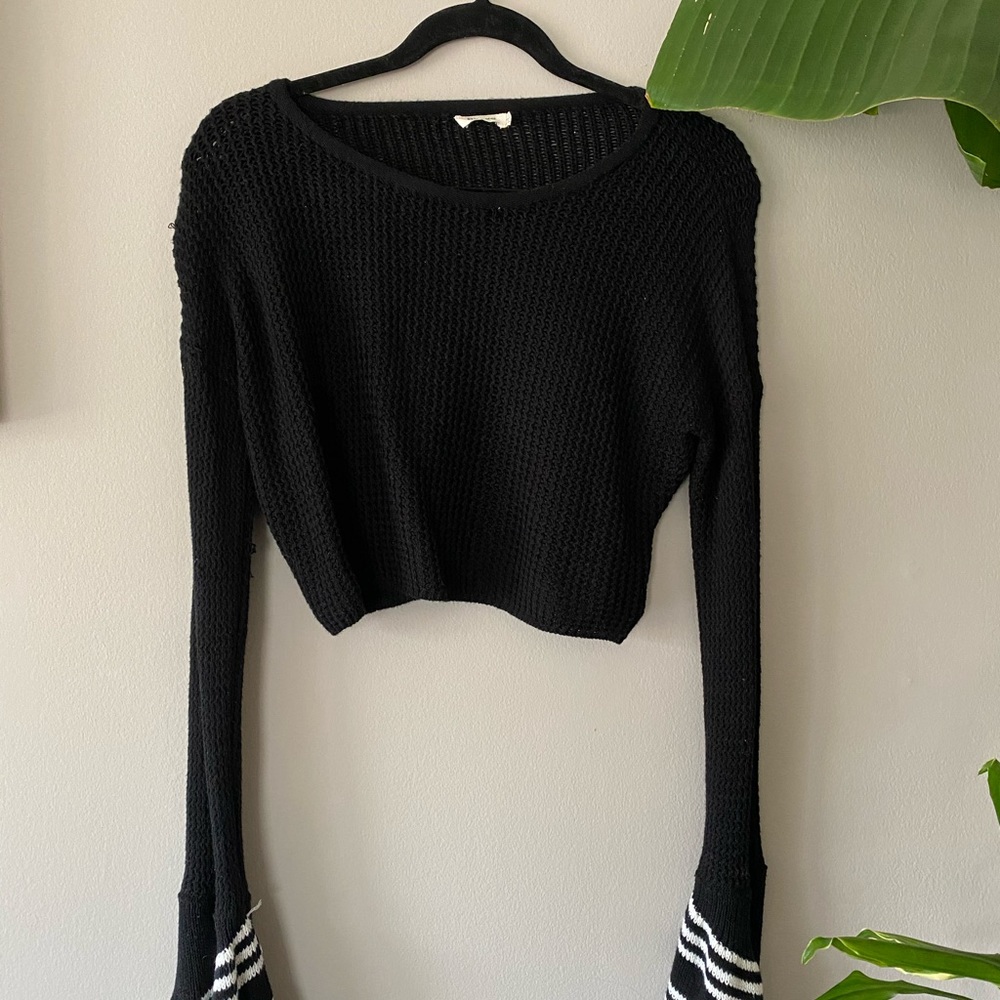 Essue black bell sleeve crop top